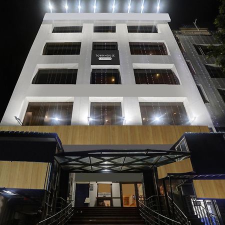 Готель Townhouse Eluru Екстер'єр фото