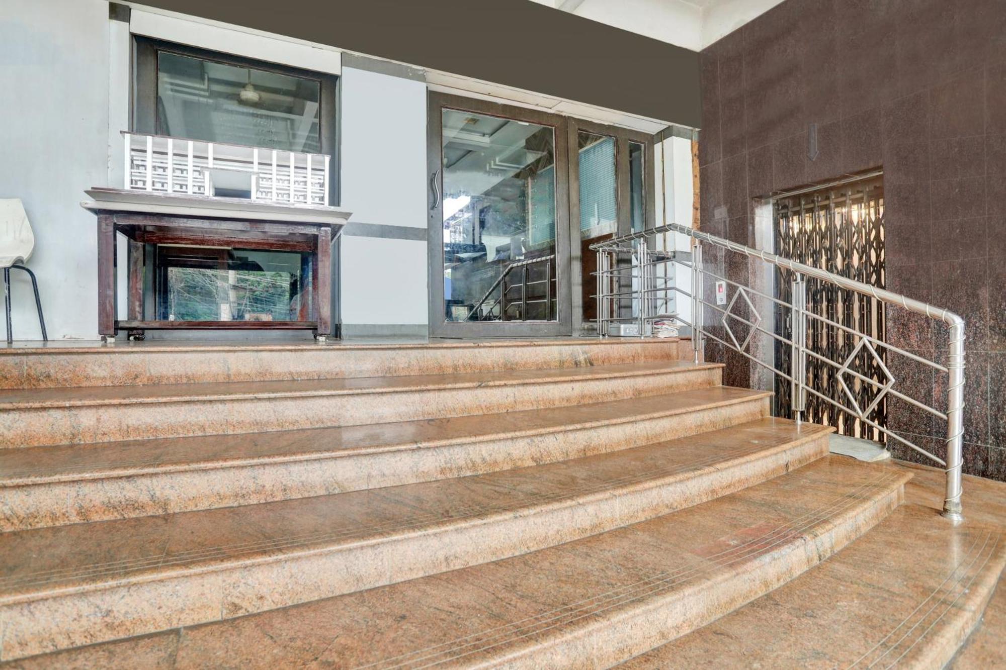 Готель Townhouse Eluru Екстер'єр фото