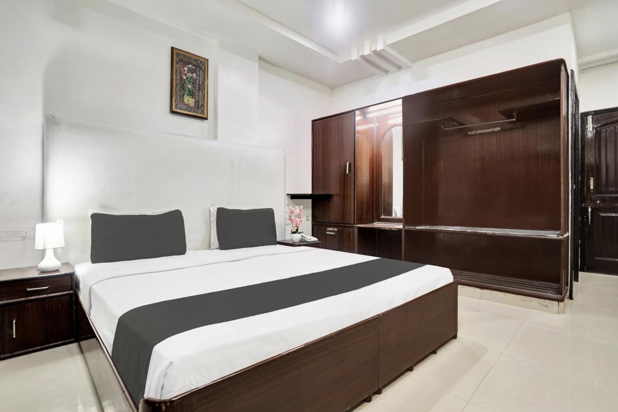Готель Townhouse Eluru Екстер'єр фото