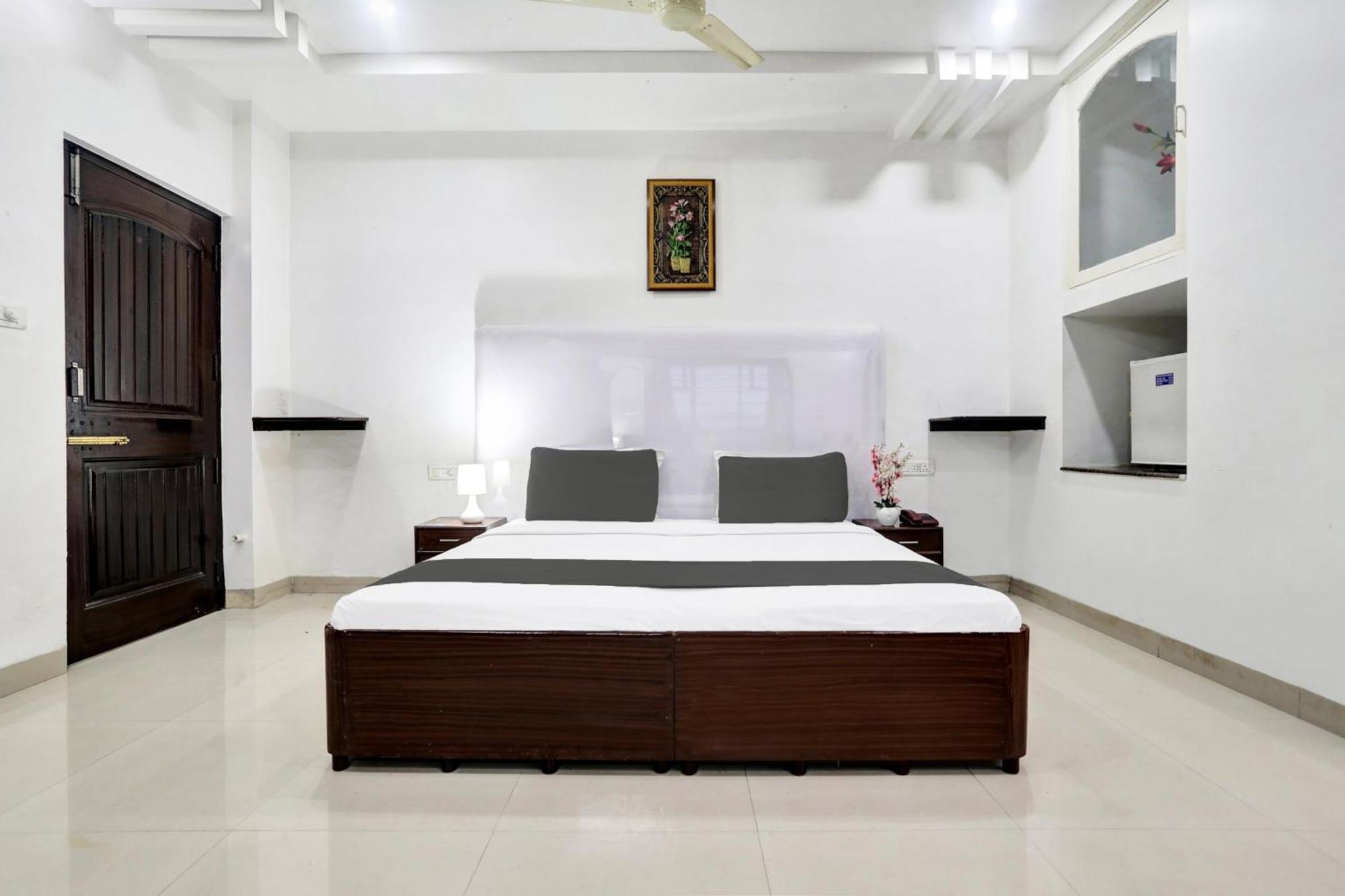 Готель Townhouse Eluru Екстер'єр фото