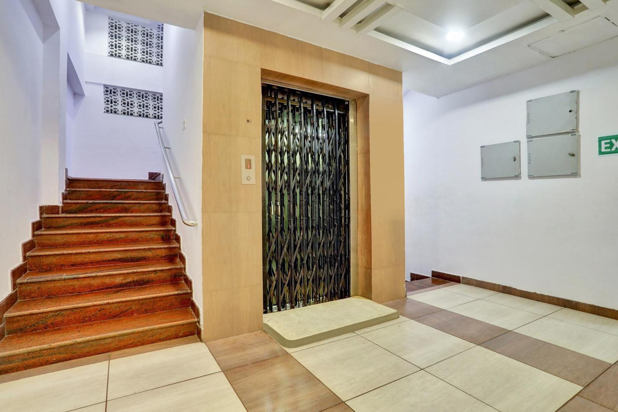 Готель Townhouse Eluru Екстер'єр фото