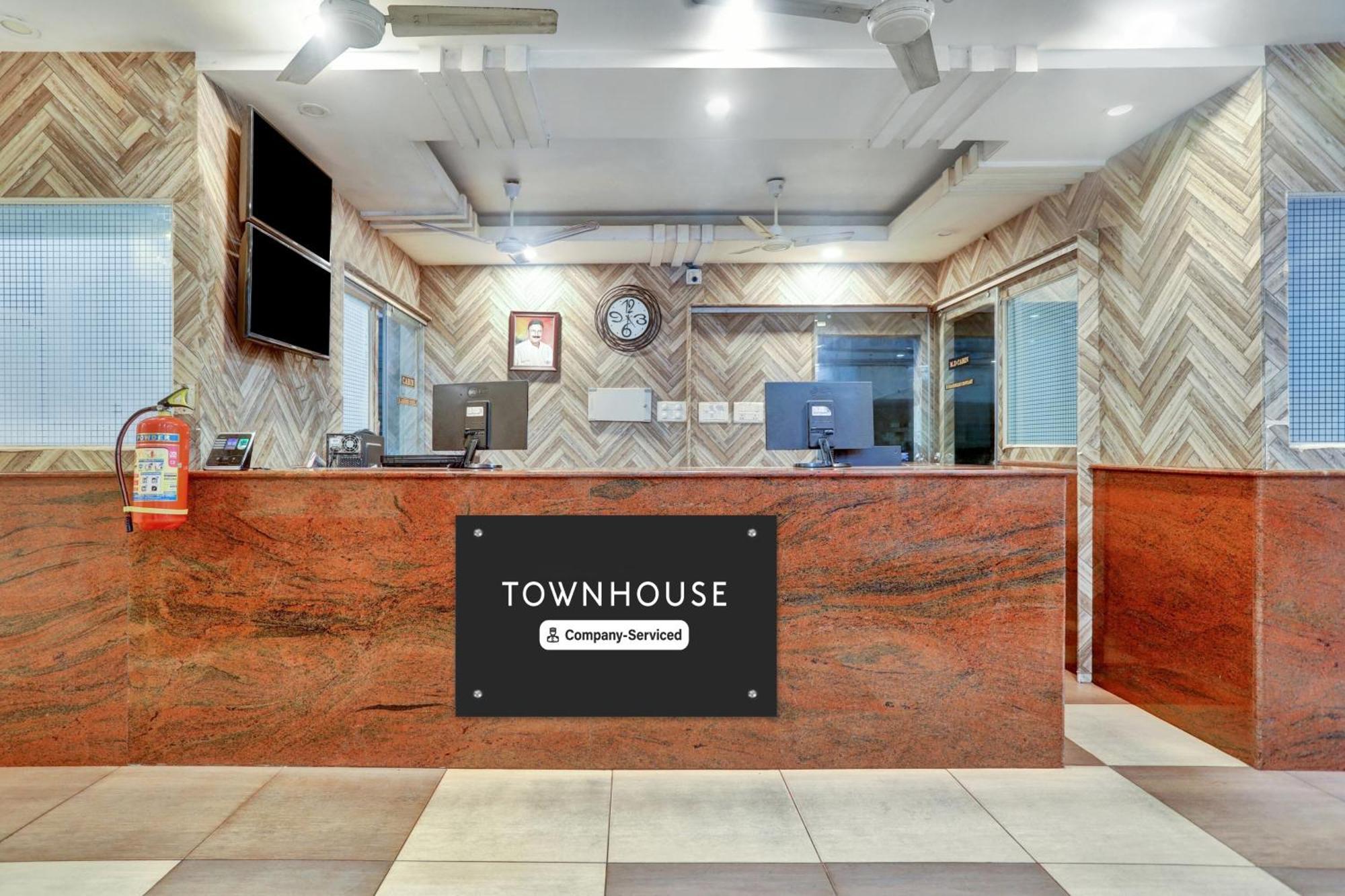 Готель Townhouse Eluru Екстер'єр фото