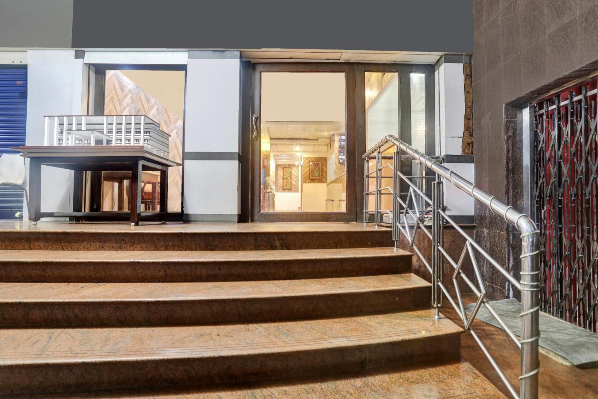 Готель Townhouse Eluru Екстер'єр фото