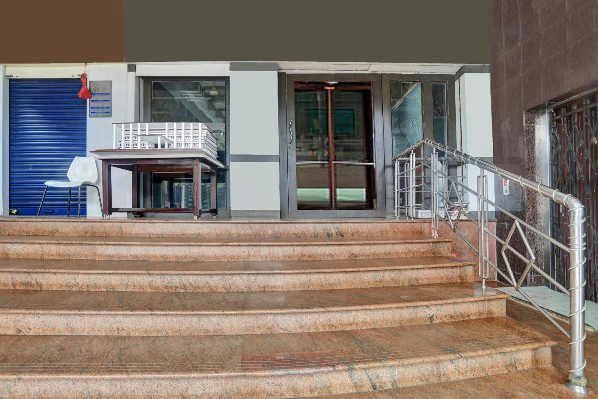 Готель Townhouse Eluru Екстер'єр фото