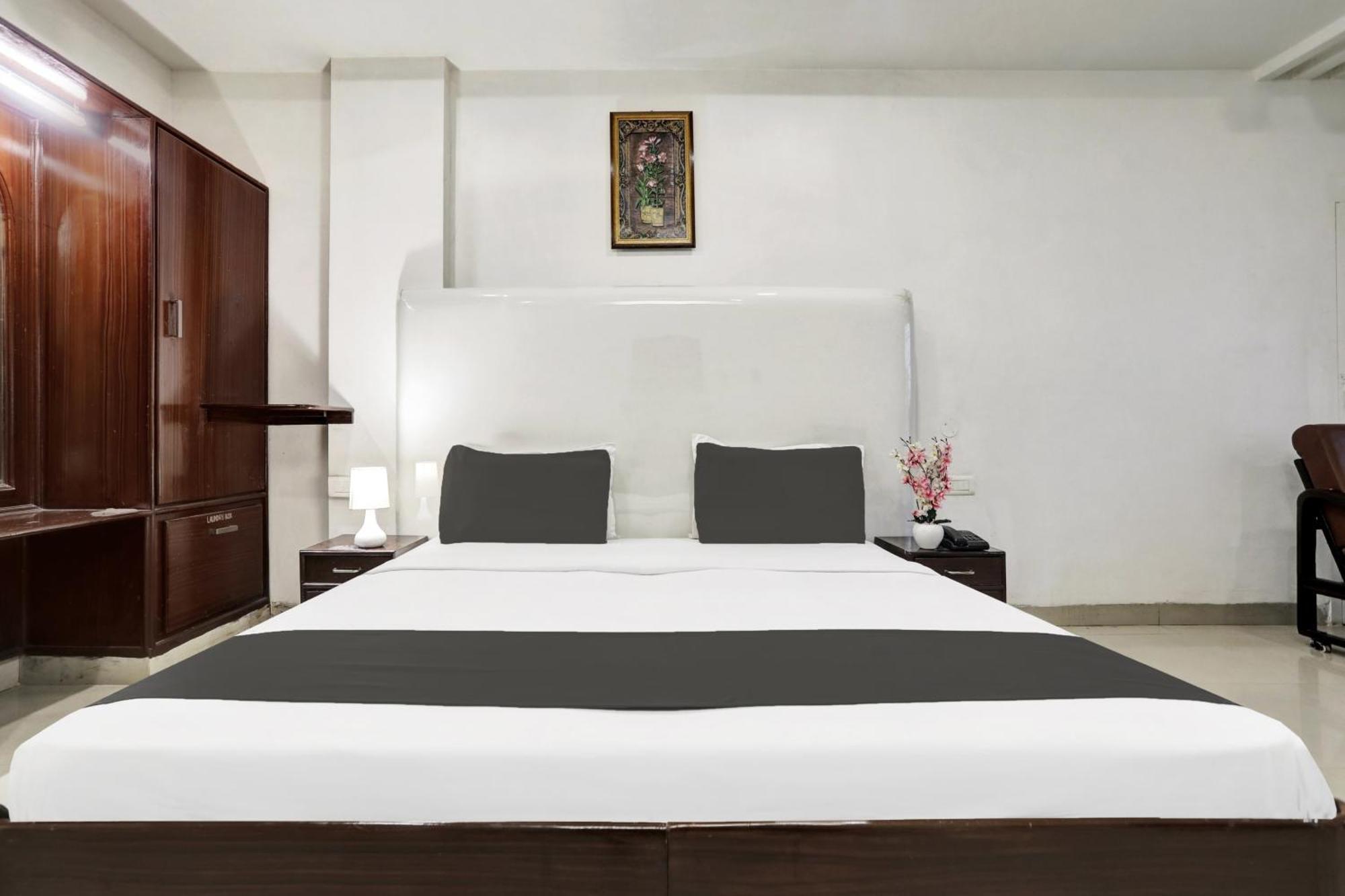 Готель Townhouse Eluru Екстер'єр фото
