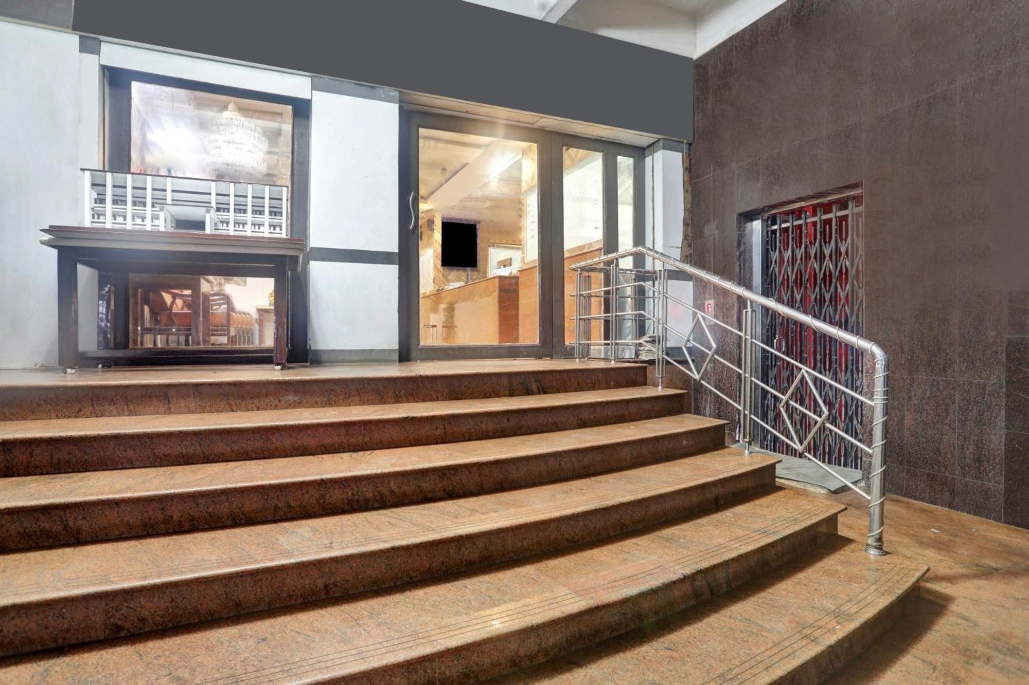 Готель Townhouse Eluru Екстер'єр фото