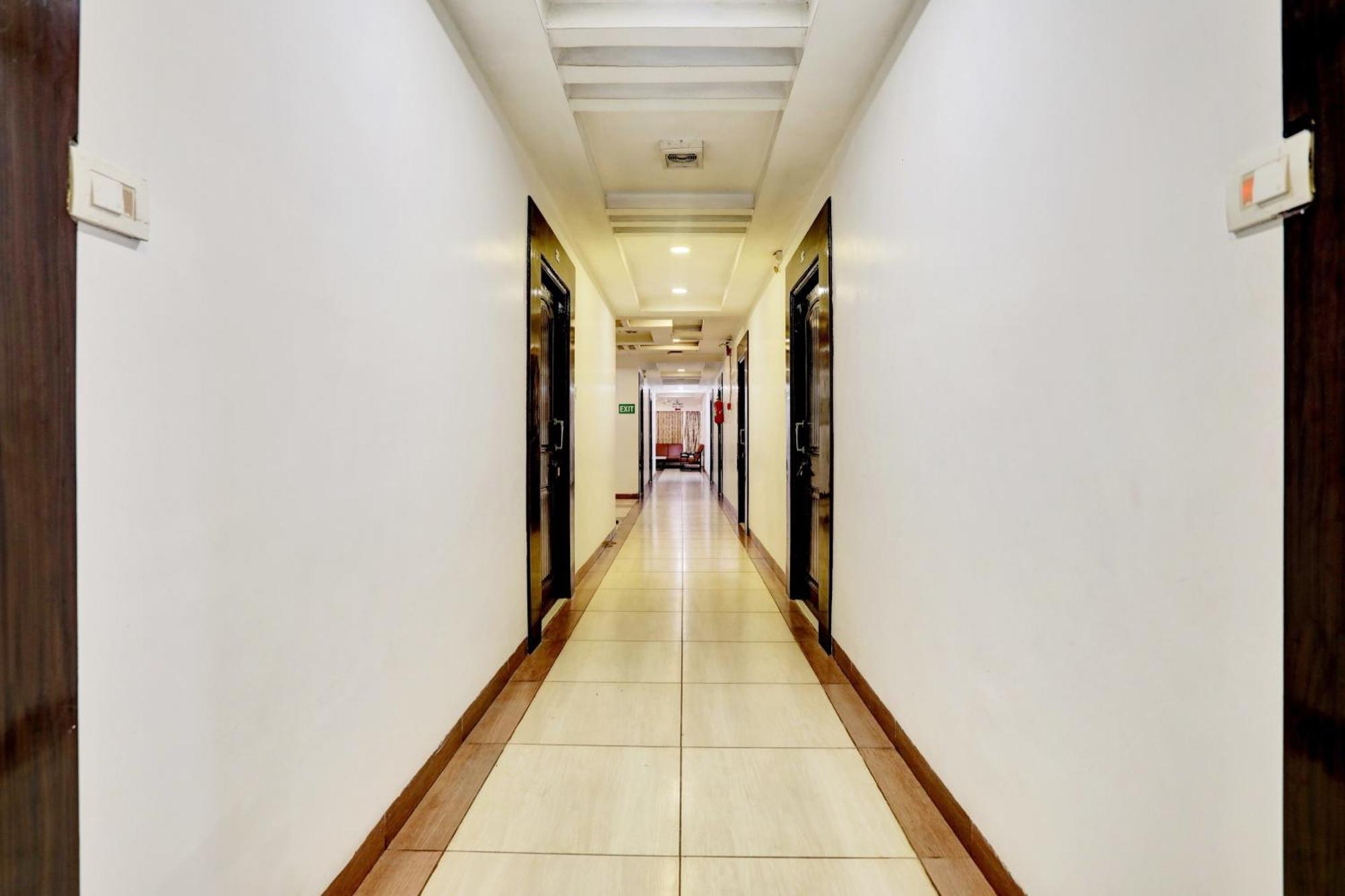 Готель Townhouse Eluru Екстер'єр фото