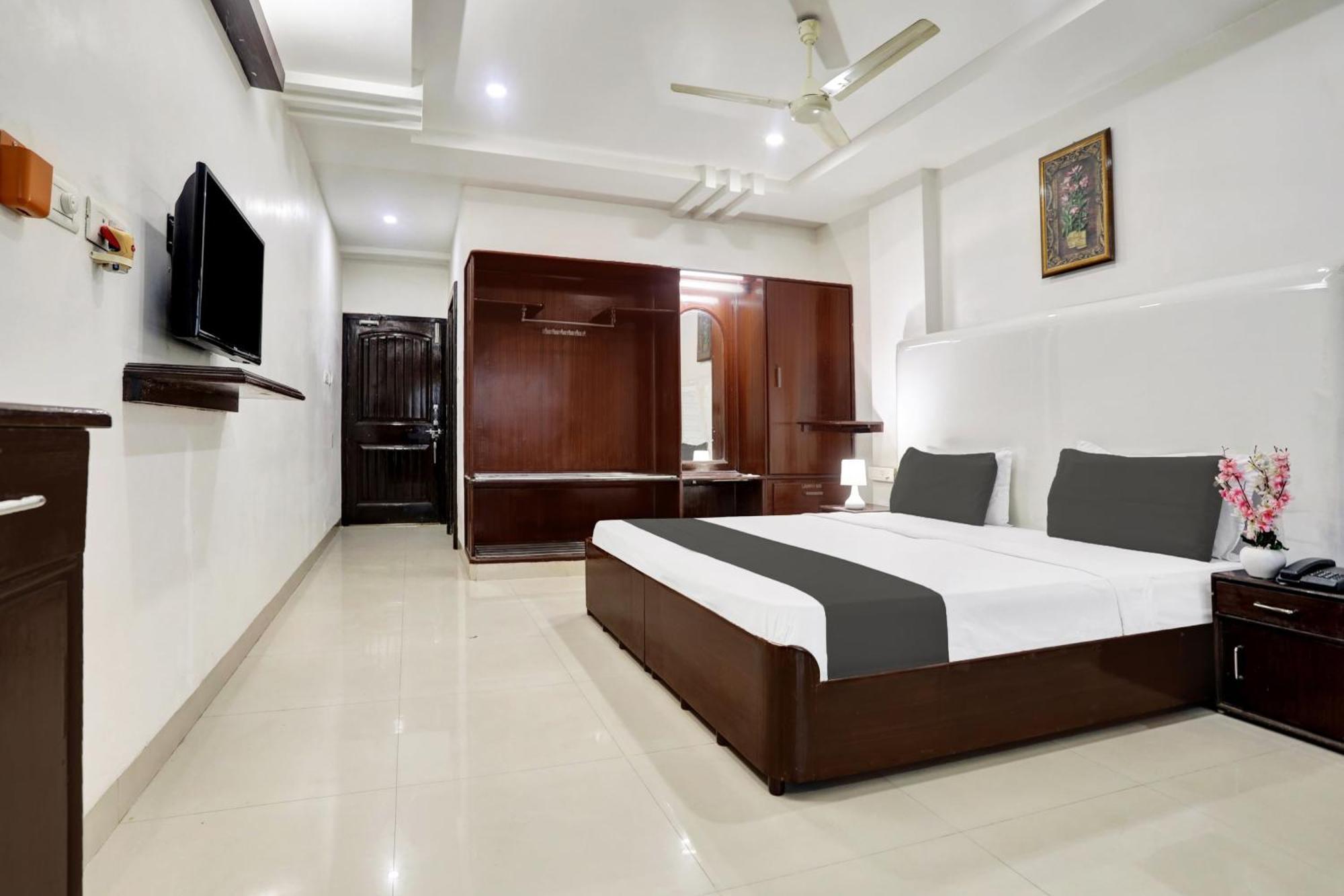 Готель Townhouse Eluru Екстер'єр фото