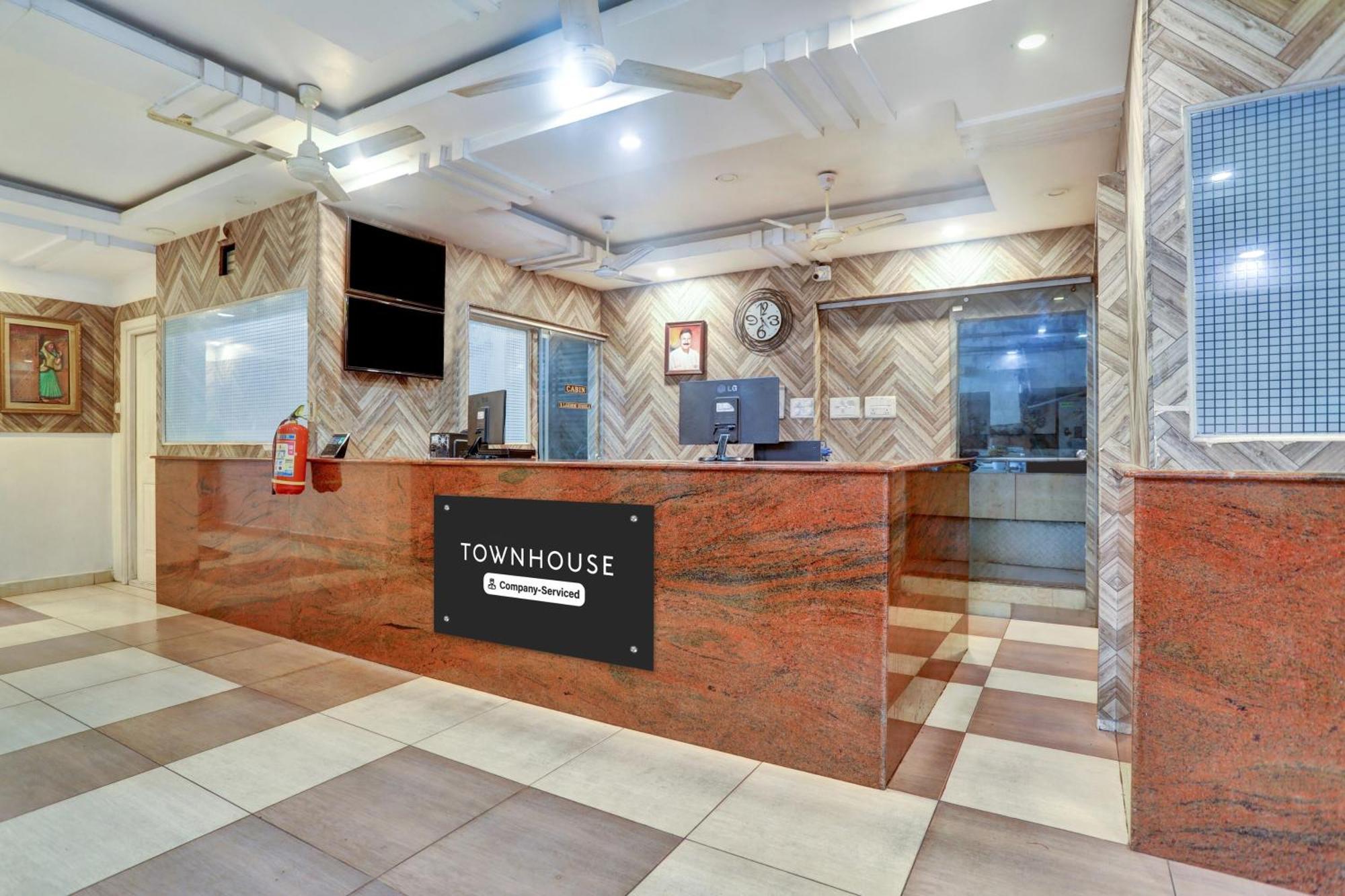 Готель Townhouse Eluru Екстер'єр фото